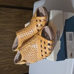 Earth Leather Wedge Sandals sz 7